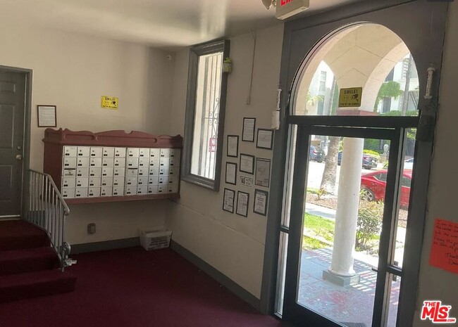 Building Photo - 537 S Kenmore Ave