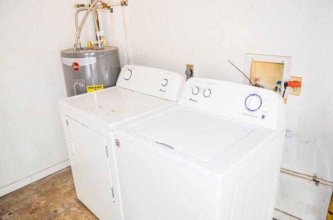 Building Photo - Check out this huge private fenced back yard at this Timberlane home!