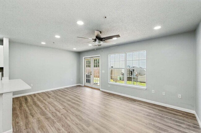 Building Photo - Charming 3-Bed, 2-Bath Townhome!