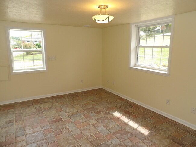 Building Photo - 102 Cedar Dr