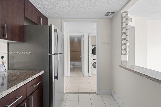 Building Photo - 4164 Inverrary Dr