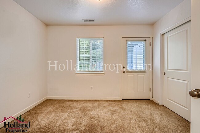 Building Photo - Spacious 2 Bedroom, 2 Bathroom Apartment with Dual Decks in Northeast Portland! NEW PRICE $1,750 !!