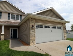 Building Photo - Large 3 Bedroom Townhome
