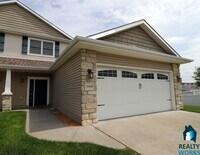 Building Photo - Large 3 Bedroom Townhome