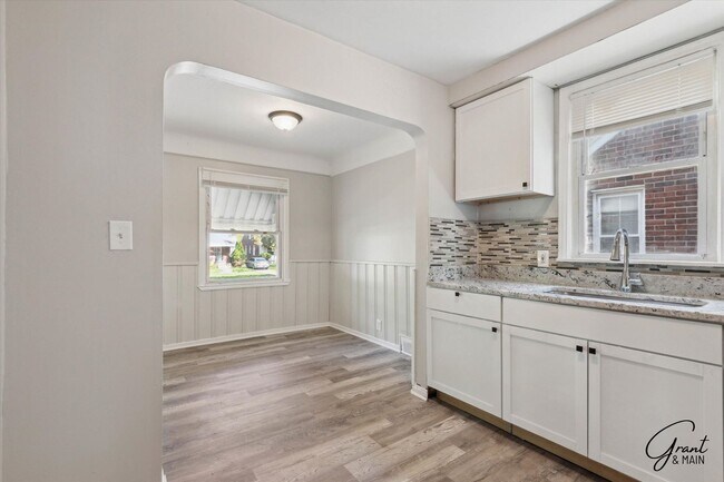 Building Photo - $1300 3 bedroom bungalow