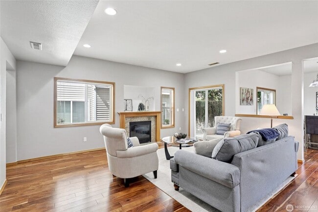 Building Photo - Contemporary Town home in Renton