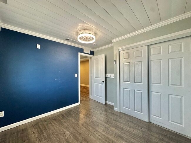 Building Photo - Beautifully Renovated Stand Alone Home Fea...