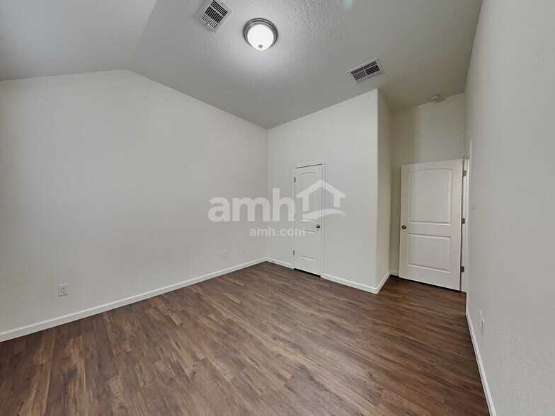 Building Photo - 232 Country Crossing Cir