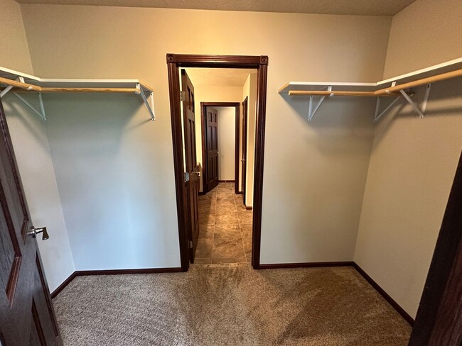 Building Photo - 3 Bedroom Townhome!
