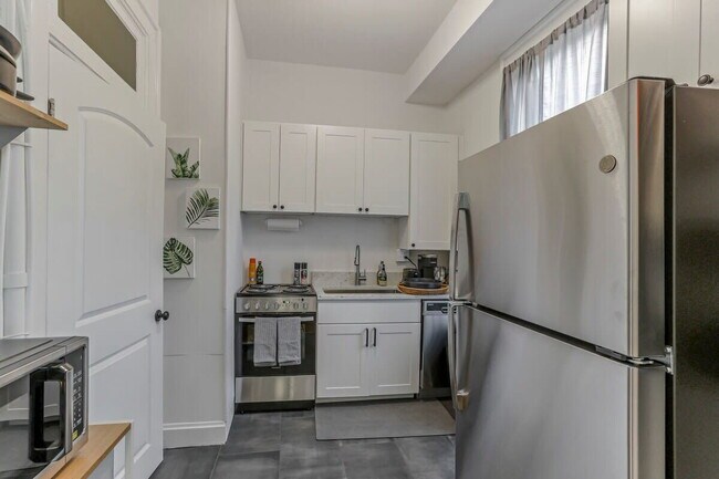 Building Photo - The Artist's Apt. | 1BR | Short North | +Parking