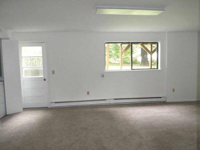 Building Photo - 913 Toms Creek Rd