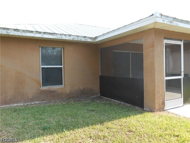 Building Photo - 1221 Belair St E