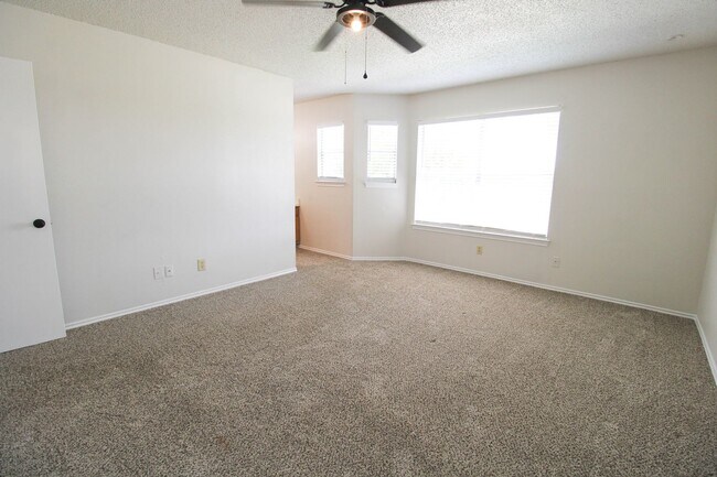 Building Photo - 933 Schertz Pkwy