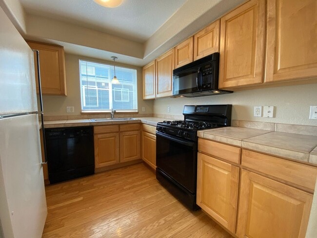 Building Photo - Renovated 2 Bedroom 2.5 Bathroom Condo in ...