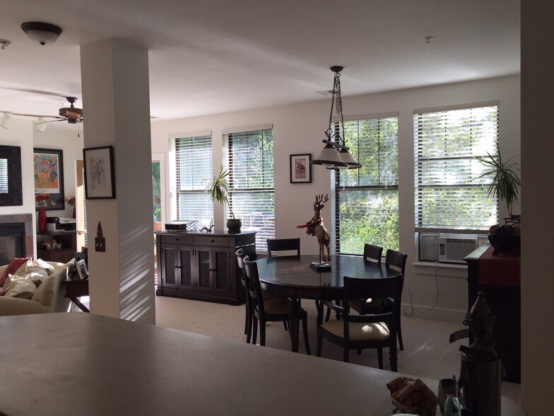 Building Photo - 8300 Meadowview Dr