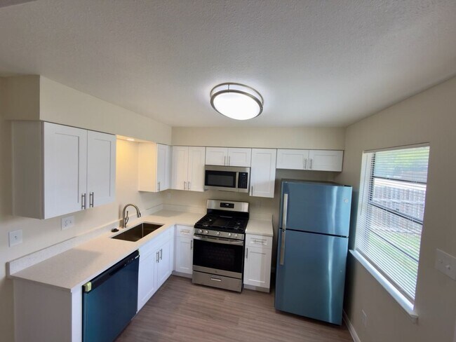 Building Photo - 1614 W Braker Ln