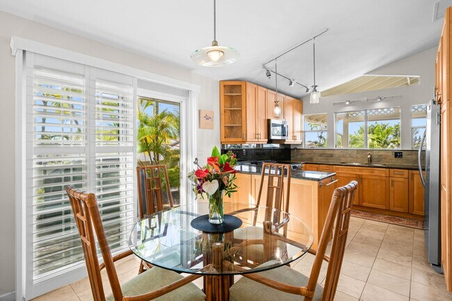 Building Photo - Furnished Home Close to Town