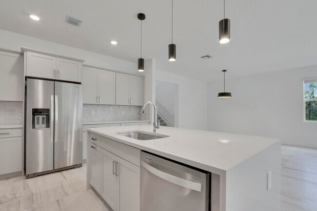 Building Photo - 7141 SE Park Dr