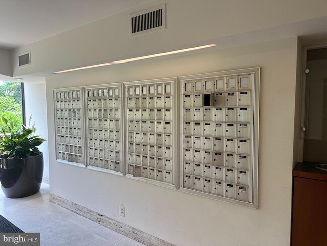 Building Photo - 301 N Beauregard St