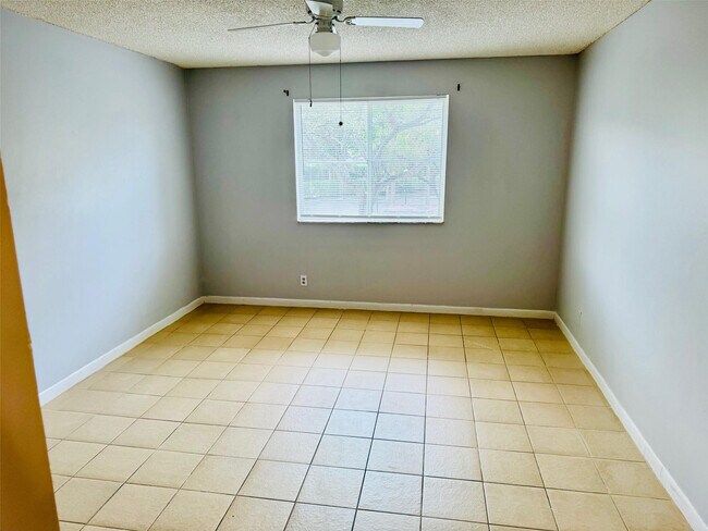 Building Photo - 9955 Westview Dr