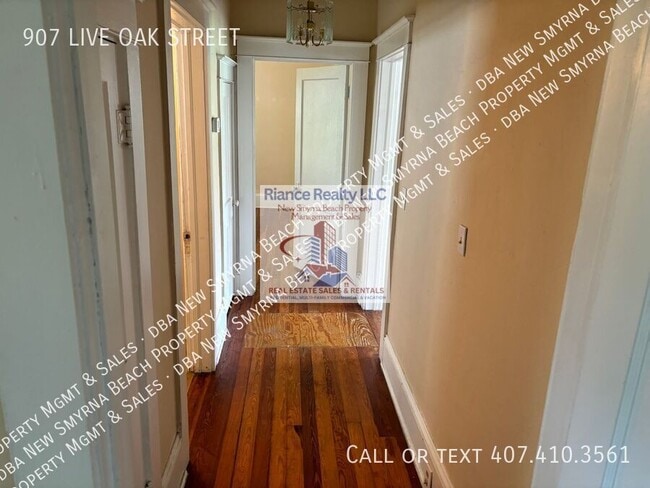 Building Photo - 907 Live Oak St