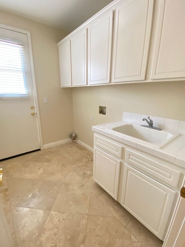 Building Photo - Beautiful 5 bedroom Newbury Park home with mountain views