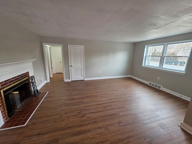 Building Photo - 8 W Chestnut Hill Rd