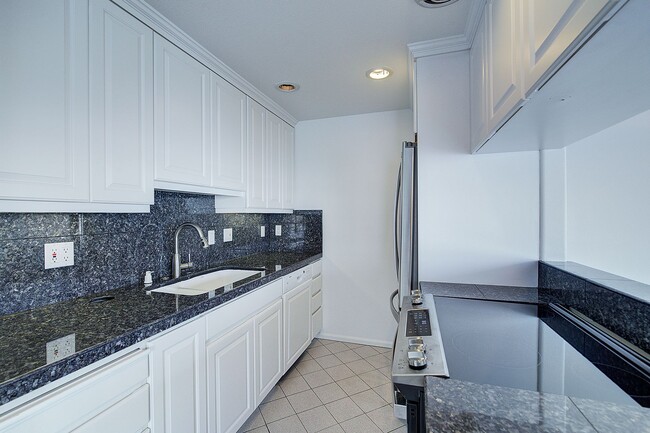 Building Photo - 2Bd/1.75Ba Kirkland Condo