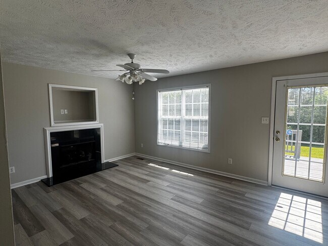 Building Photo - Spacious 3 Bedroom, 2.5 Bath Home with Bon...
