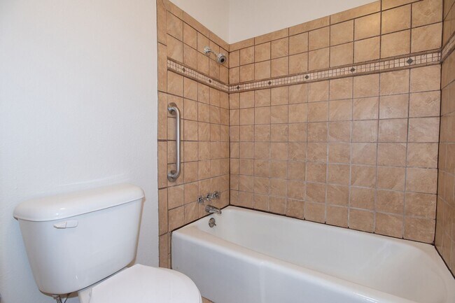 Building Photo - Charming Shoal Creek Condo - One Bed One Bath