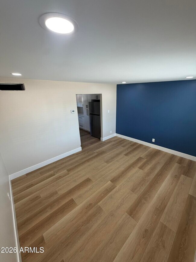 Building Photo - 909 S Kenwood Cir