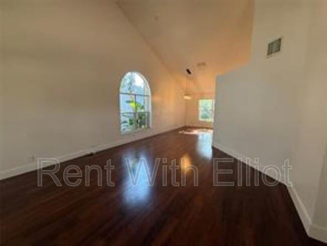 Building Photo - 2633 Bogota Ave