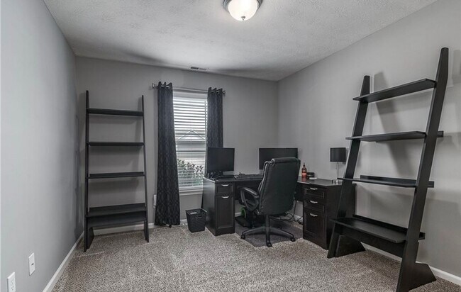 Building Photo - 3BR/2BA Home with Two Car Garage, Fenced B...