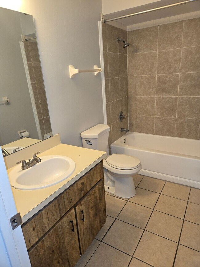 Building Photo - Central Lakeland Duplex