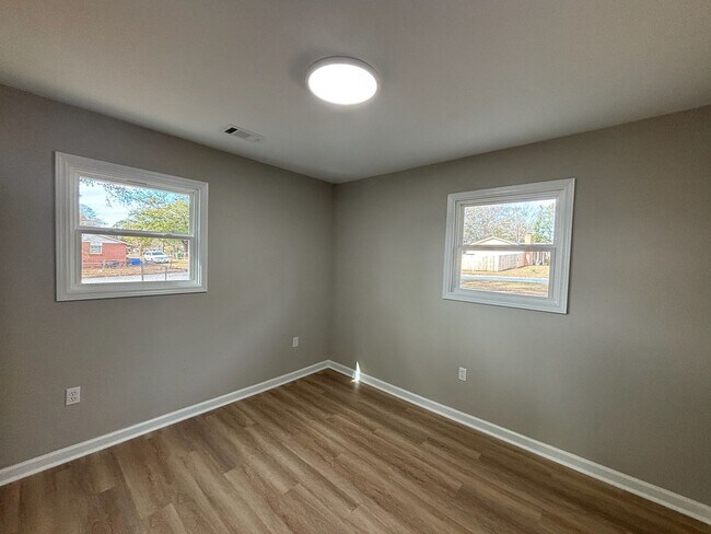 Building Photo - Home You’ll Love Coming Home To