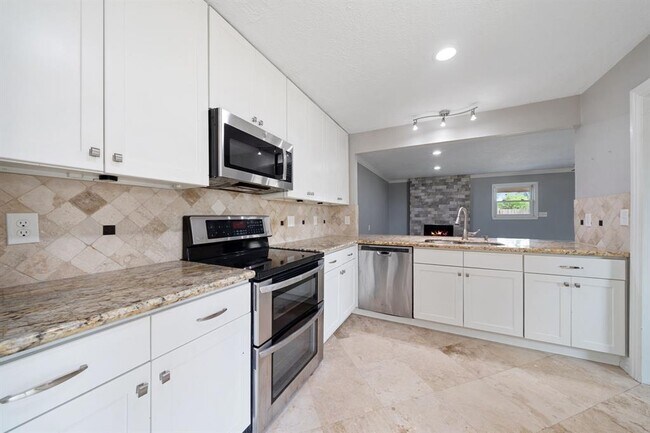 Building Photo - 13834 Fleur De Lis Blvd