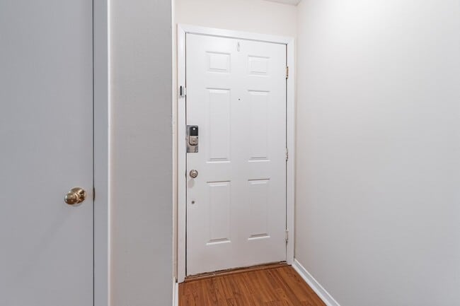 Building Photo - Welcome to this charming 2 bedroom, 2 bath...