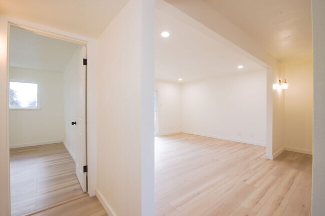 Building Photo - Beautiful 2-bedroom, 1-bathroom townhouse located in the vibrant city of El Paso