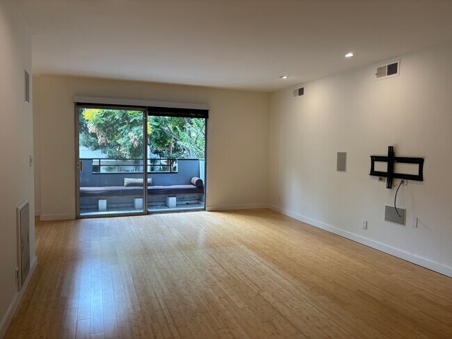 Building Photo - 1250 N Kings Rd