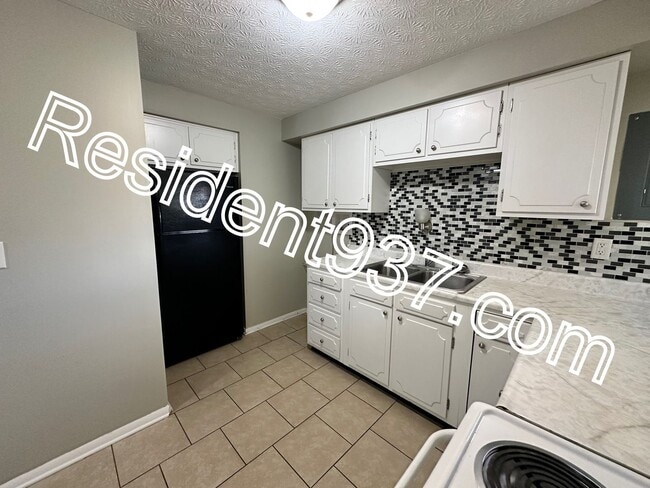 Building Photo - 3 bed 2 bath Home