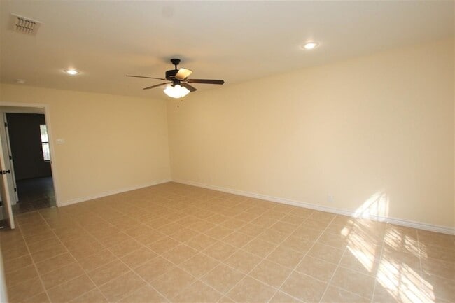 Building Photo - 4605 S Zapata Hwy
