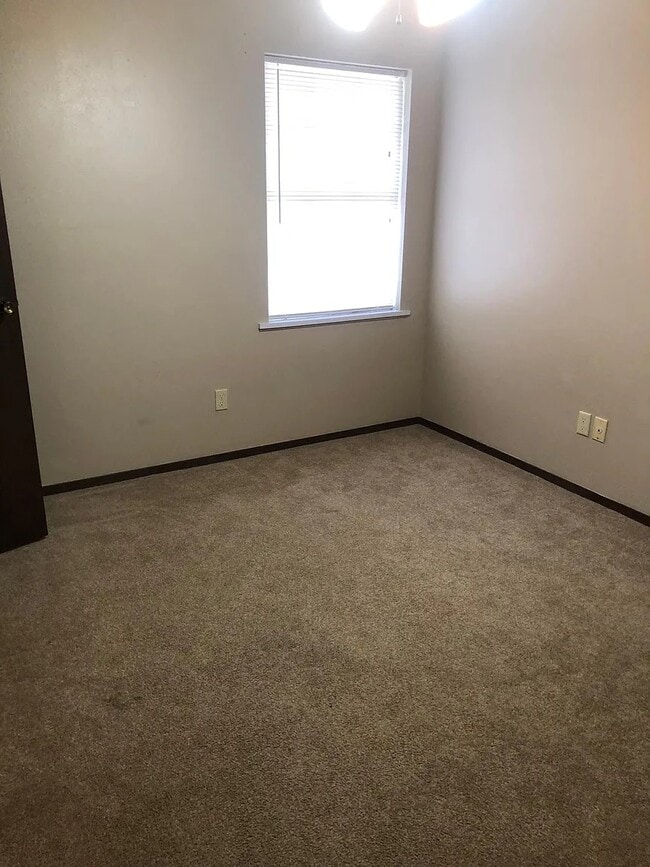 Building Photo - 200 Lodge Dr