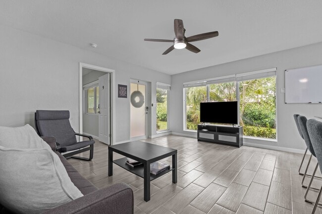 Building Photo - 1007 NE 9th Ct