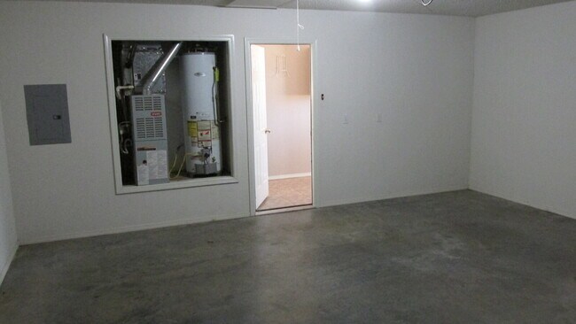 Building Photo - 1902 SW Spruce Rd