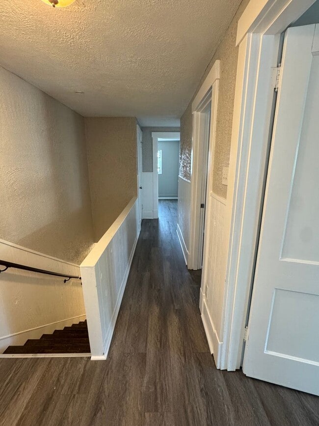 Building Photo - 4 Bedroom 2 Bath in Mckees Rocks!