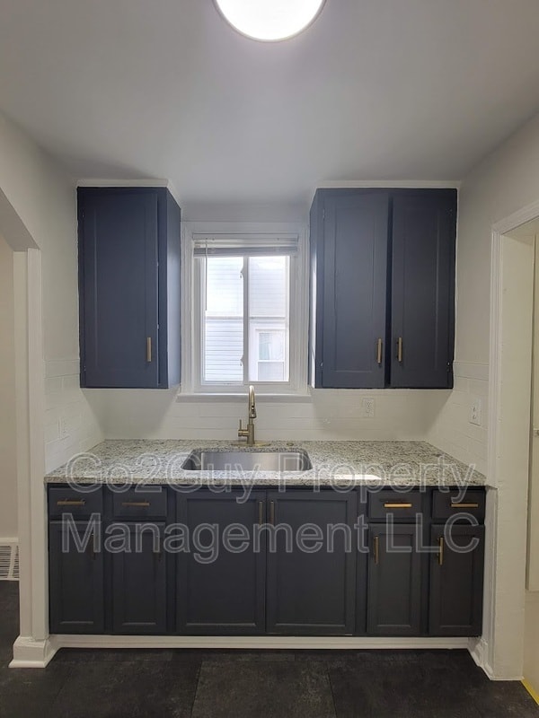 Building Photo - 19945 Greenview Ave