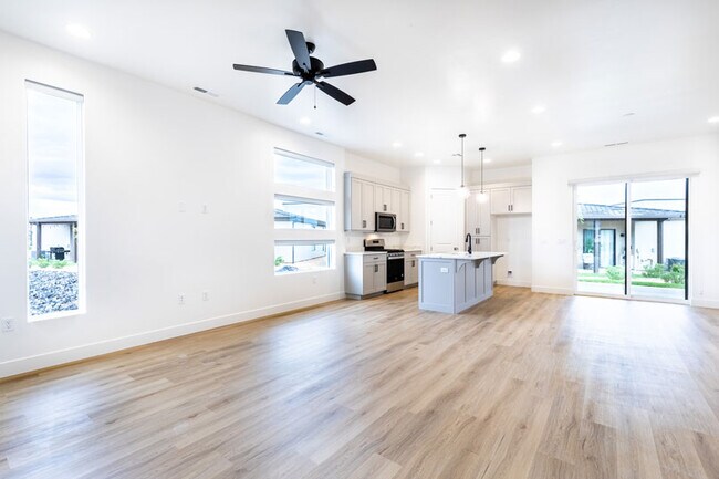 Building Photo - 2823 E Snowberry Dr