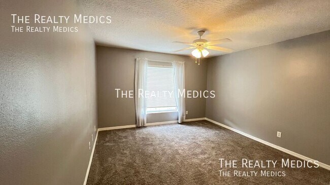 Building Photo - 895 Villa Dr