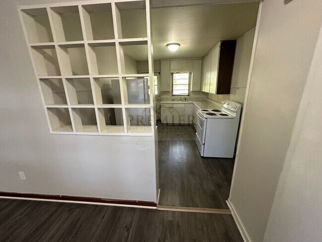 Building Photo - 1 bd/1 ba -1017 S Glenwood Dr #A, Independence, MO 64053 DUPLEX - Rent $825 - FRONT OF Duplex