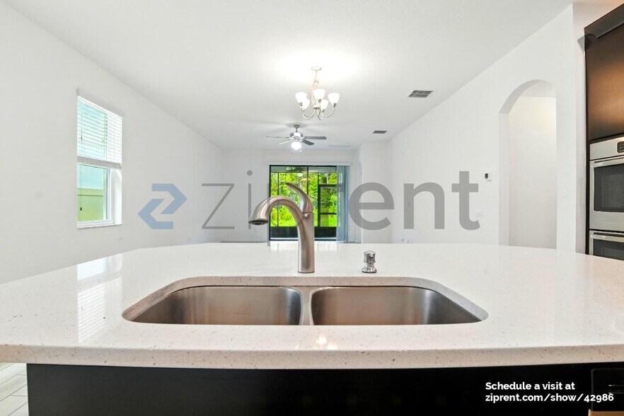 Building Photo - 10749 Pleasant Knoll Dr
